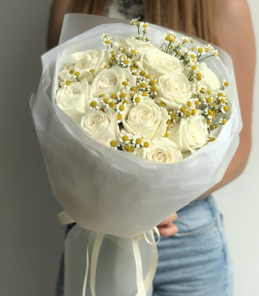 ДУОБУКЕТ ИЗ ПИОНОВИДНЫХ РОЗ И РОМАШЕК